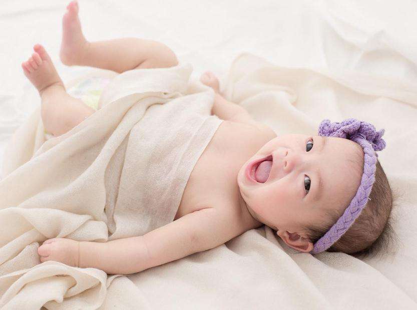 一个月宝宝冬天多穿衣服睡觉好不好？要给宝宝穿毛衣吗？