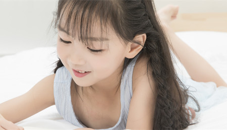 形容快乐无忧无虑的字