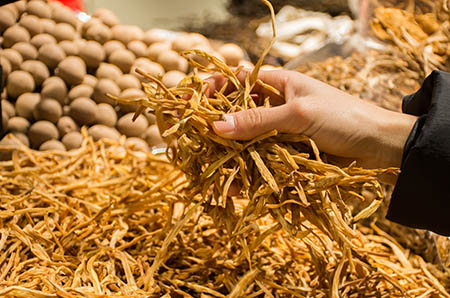 产后喝催乳汤有学问，饮食选择因人而异！