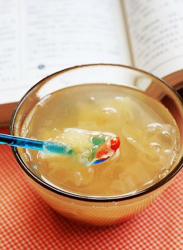 银耳莲子雪梨汤的详细做法产后饮食