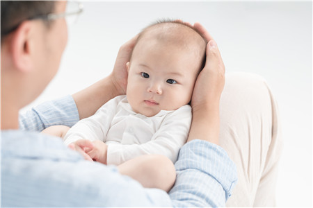 婴儿吃奶容易呛奶怎么回事