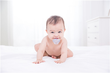怎么帮宝宝选择合适的纸尿裤 除了尺寸合适触感也很重要