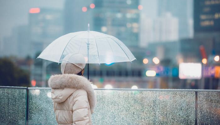 暴雨来袭！江苏中南部降雨降温显著 南京大雨转阴大风预警发布