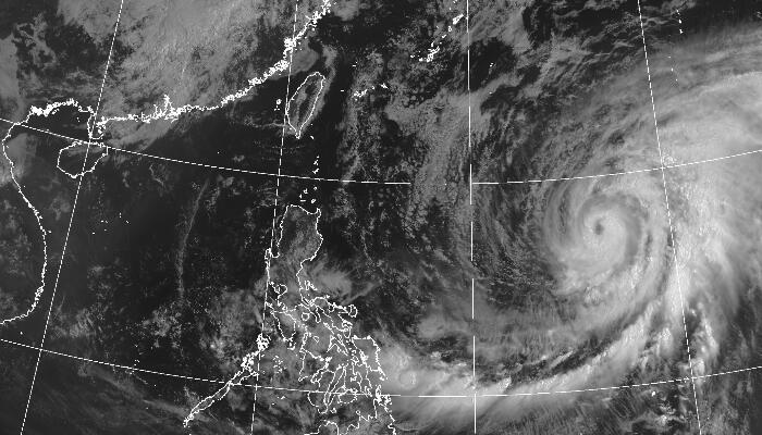 4月13日1号台风最新卫星云图发布：云系庞大台风眼依稀可见