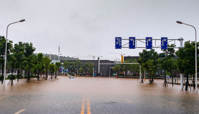 河南暴雨南阳临街商铺被淹 今南阳个别地方仍有较强降雨