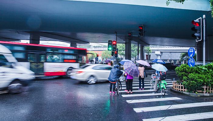 雨天消防员用救援服为倒地女子挡雨 未来几天江西降雨依然频繁