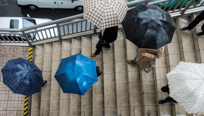 雨天消防员用救援服为倒地女子挡雨 未来几天江西降雨依然频繁