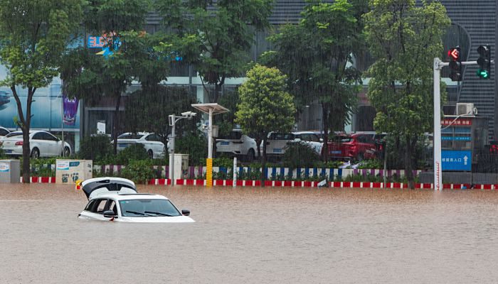 驾车遭遇洪水怎么办 开车遇到洪水怎么办