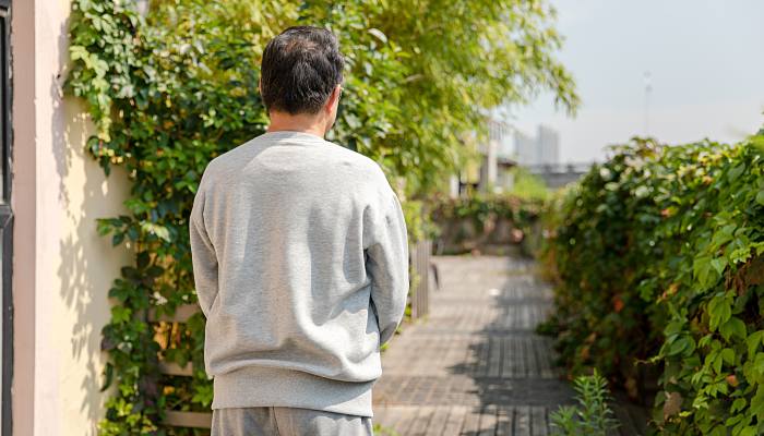 医生给高血压病人看病时为什么常要看眼底呢 医生给高血压病人看病经常看眼底的原因