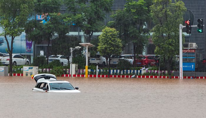 重庆暴雨出租车齐腰积水中漂浮 暴雨黄色预警生效中