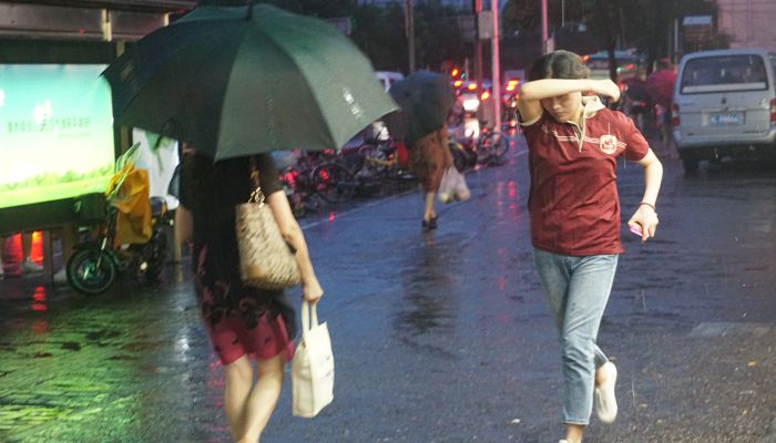 男子暴雨中喝酒：车贷房贷压力大 今当地仍有较强降雨