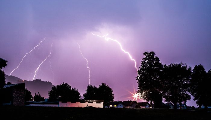 上海暴雨来袭  高温橙色预警解除气温直降9.1℃