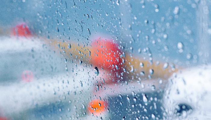 实拍郑州暴雨：多地街道出现积水 部分道路封路或实行交通管制