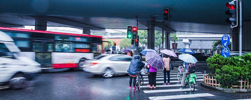 为什么地上洒水反而热 为何在地面上洒水反而更热