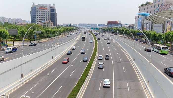 夏天为什么要在地上洒水 夏季为何要在地上倒水