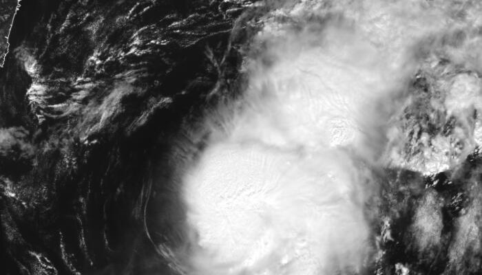 18号台风路径实时发布系统今日云图：“洛克”云系相对浓密聚集